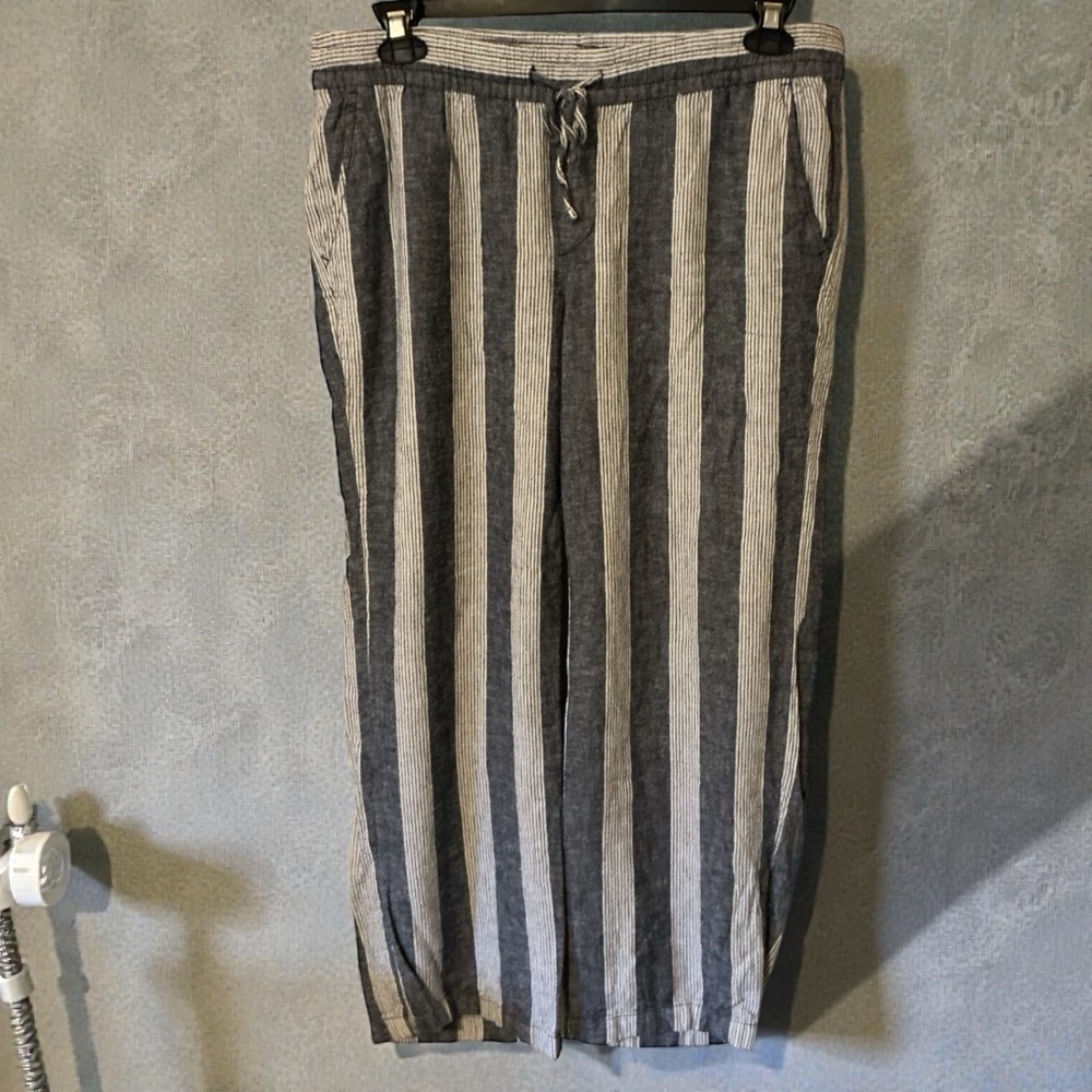 🌺Old Navy Drawstring Waist Striped Cropped Pants